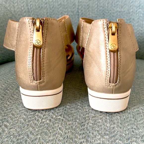 Adrienne Vittadini gold leather sandals - Picture 5 of 7